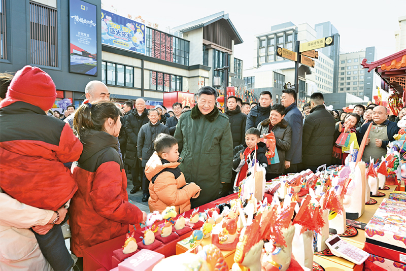 2026年2月9日至10日，中共中央总书记、国度主席、中央军委主席习近平在北京调查并探望慰问基层干部人民。这是10日上午，习近平在东城区隆福寺街区新春市集调查时，同现场人民亲切互换。